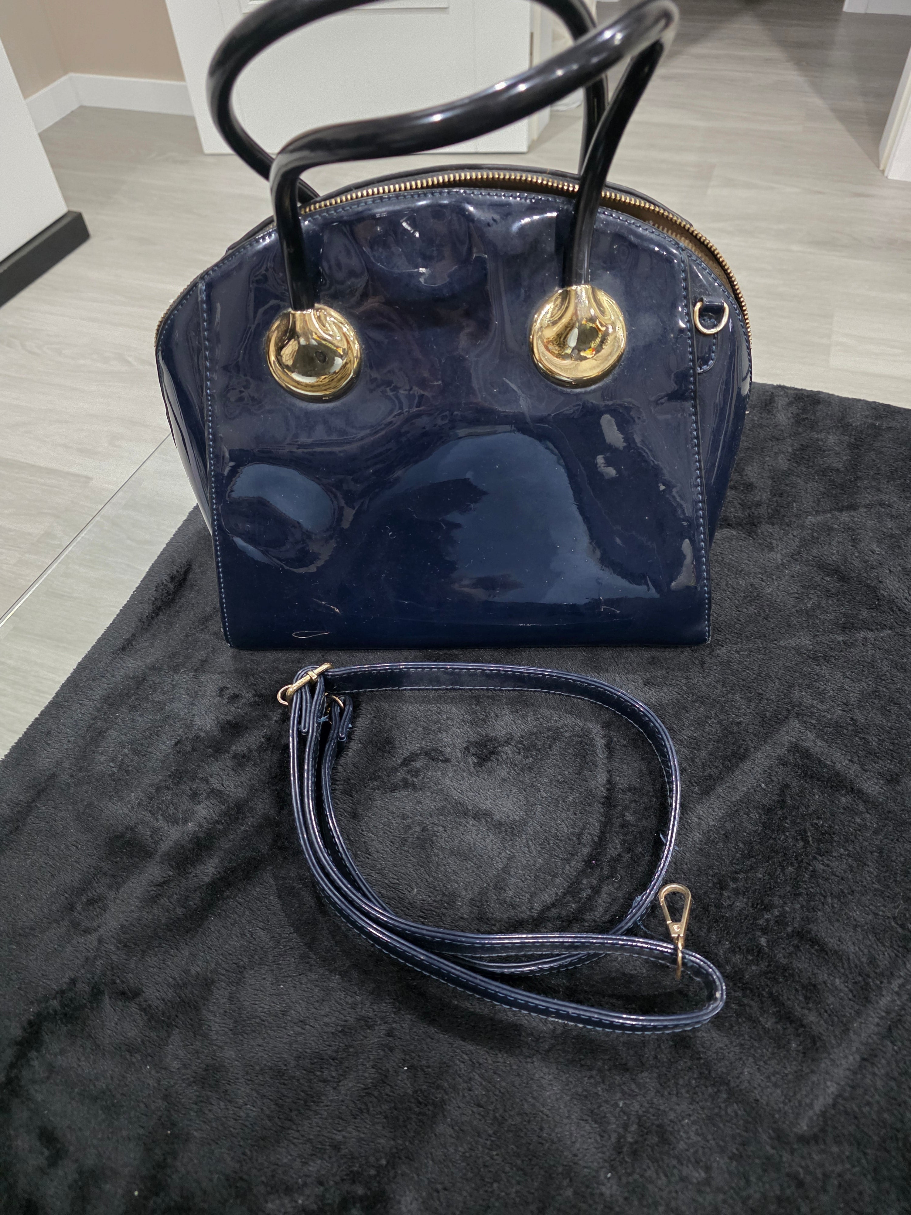 Mala em verniz marinho