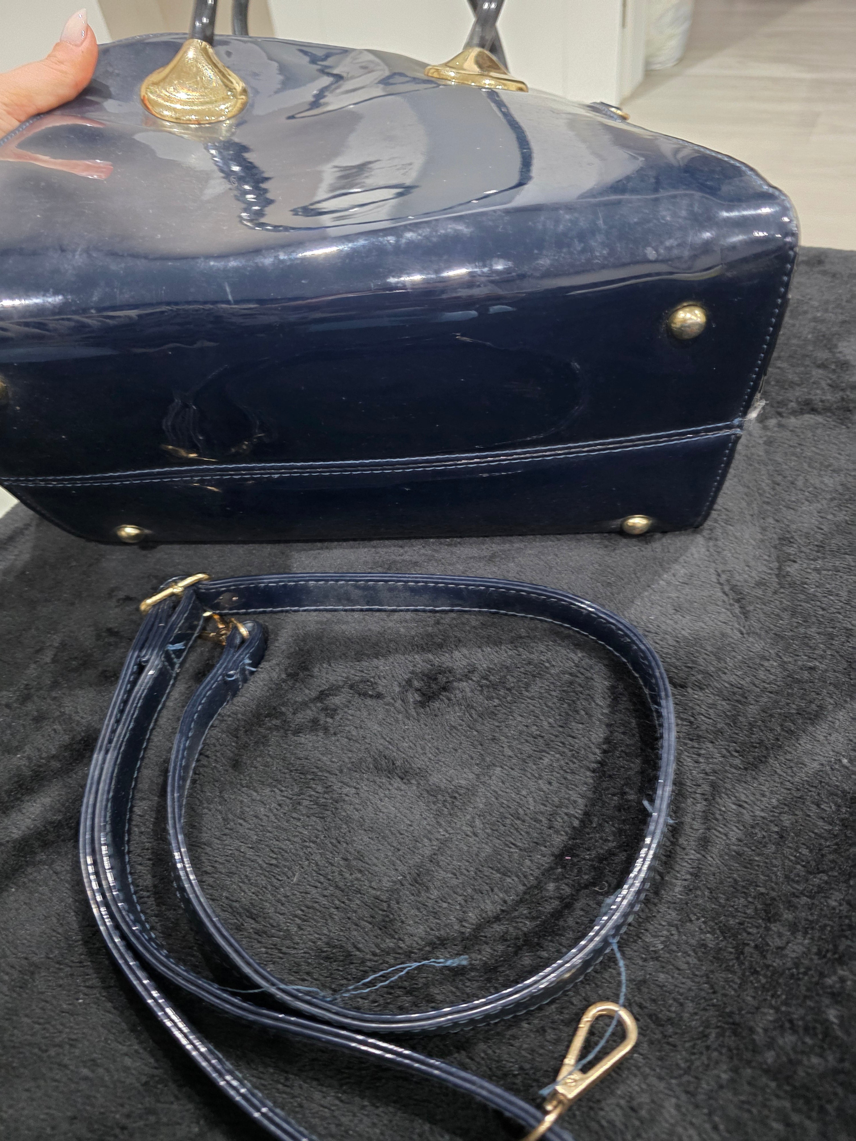 Mala em verniz marinho