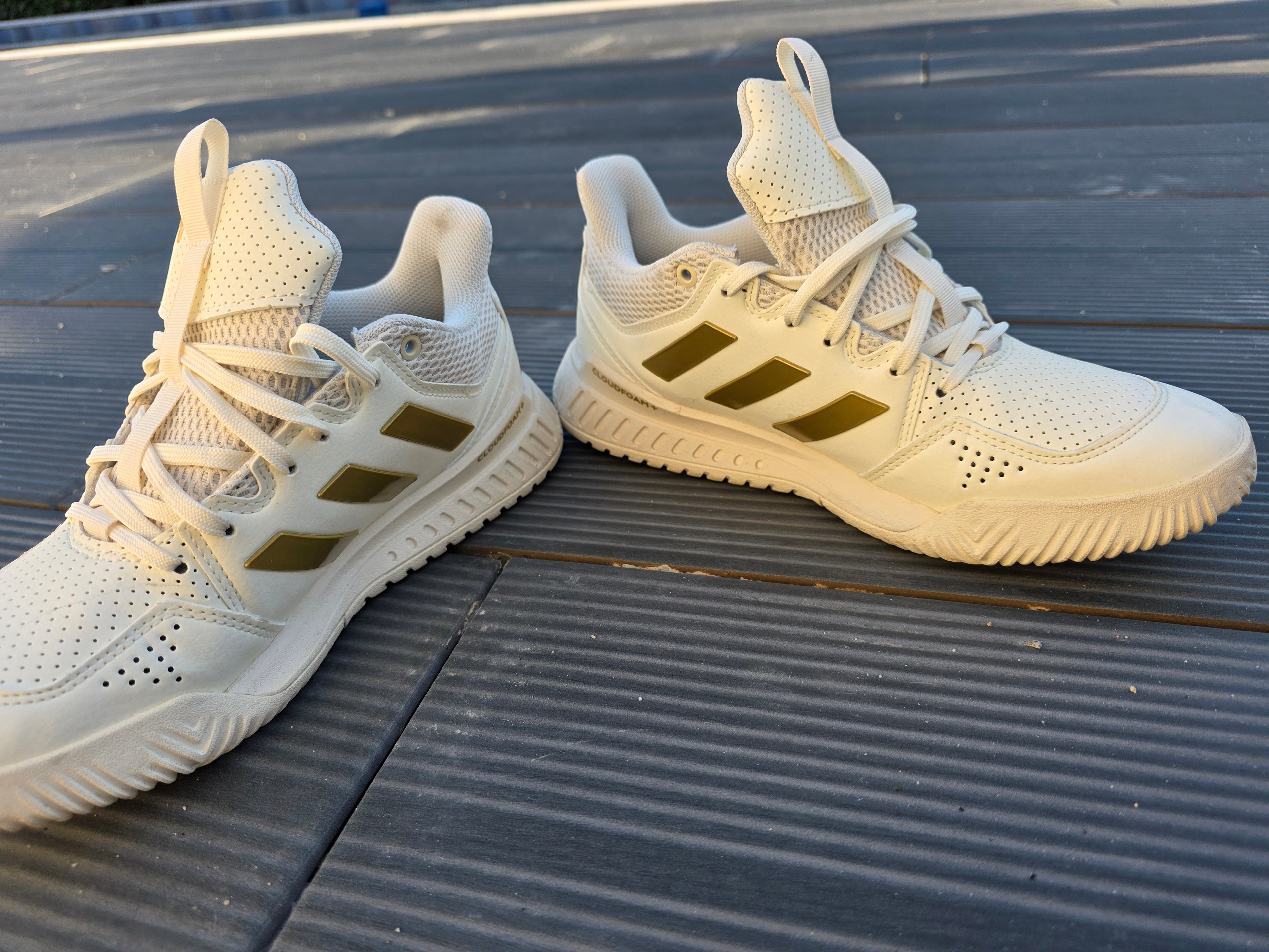 Sapatilha adidas beje